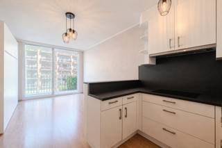 Instapklare studio met terras gelegen pal in het centrum van Nieuwpoort-Bad, Franslaan 100 in de Residentie Santhooft. Deze studio ligt vlakbij de winkels, zeedijk en horeca. <br /><br />Indeling:<br />- inkomhal met ingemaakte kast<br />- ingerichte keuken<br />- leefruimte met aansluitend terras<br />- badkamer met douche, toilet en lavabo<br /><br />Er kan eveneens een fiets worden geplaatst in de gemeenschappelijke fietsenberging mits betaling van 25 euro/jaar aan de syndicus.<br />Er zijn eveneens vrije parkeerplaatsen achteraan het gebouw.<br /><br />Troeven:<br />- centrale ligging<br />- terras<br />- instapklaar<br />- zeer mooi rendement<br />- vrije parkeerplaatsen achteraan het gebouw<br />- privatieve kelderberging in het gebouw<br /><br />Bent u op zoek naar vastgoed te Nieuwpoort? Aarzel niet om uw afspraak vast te leggen!<br /><br />Bestuursmaatregelen in het maatregelenregister: nee