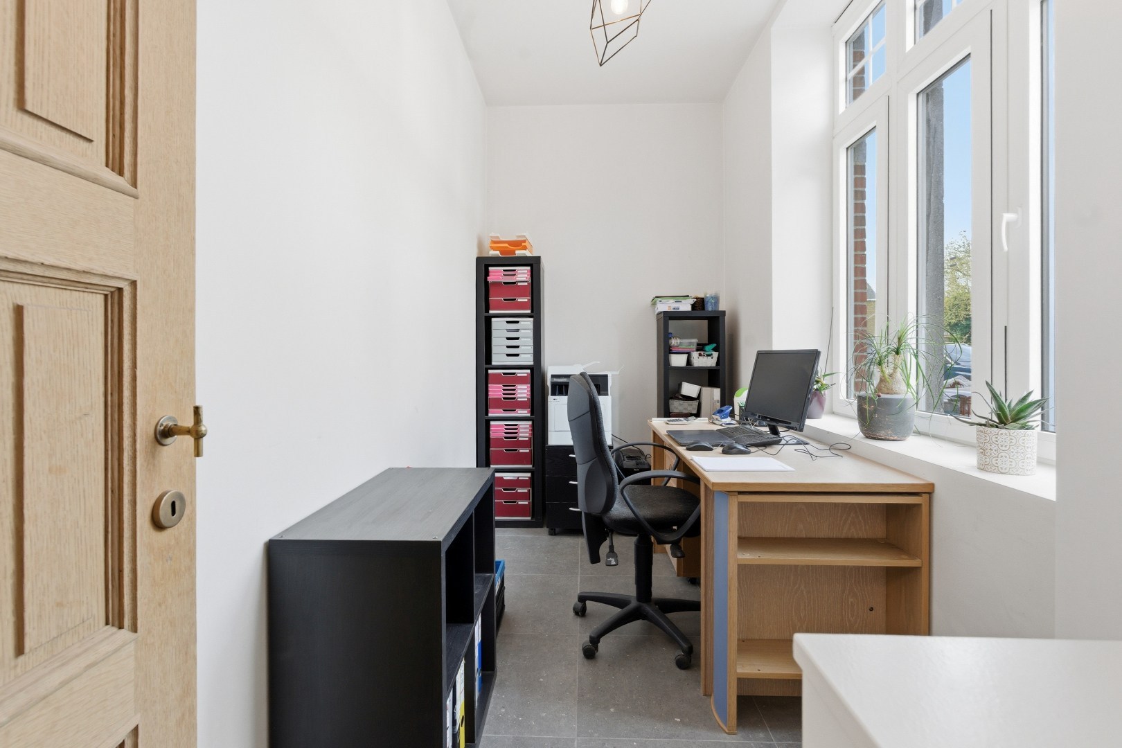 Exclusief gerenoveerde herenwoning met 4 slaapkamers, 2 badkamers en een adembenemende stadstuin. - foto 4