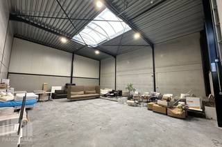 Nieuwbouw KMO-unit te huur met een oppervlakte van 180 m² en 2 privatieve parkeerplaatsen te huur. <br /><br /><strong>De magazijnruimte</strong> (brandklasse C) is opgebouwd uit een staalconstructie in combinatie met een betonplint en geïsoleerde sandwichpanelen. De units met een vrije hoogte van +/- 6 m zijn toegankelijk via een automatische sectionale poort (4 m B x 4,5 m H) met afzonderlijke toegangsdeur en aanwezigheid van een raampartij. Verder zijn de geïsoleerde loodsen voorzien van o.a. een lichtstraat met rookluik, polybetonvloer, een gedeelde regenwaterput en aansluiting van nutsvoorzieningen (water, elektriciteit (40A- 3 fasig 400 V), distributie, telefonie en internet).<br /><br /><strong>De Loods is uitgerust met een elektriciteitsinstallatie met bijhorende stopcontacten en lichtpunten.</strong><br /><br />Fantastisch gelegen dankzij de ligging op amper +/- 3 km van de Gentseweg (N43) en op +/- 9 km van de E17 op- en afrit 5 Waregem.<br /><br /><strong>ONMIDDELIJK BESCHIKBAAR!</strong><br /><br />Contacteer PANORAMA B2B voor bijkomende (technische) inlichtingen, plannen of een vrijblijvend plaatsbezoek 056 222 562.