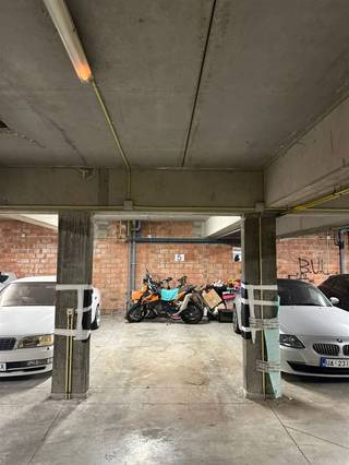 Centraal gelegen staanplaatsen te koop in AalstDeze 4 parkeerplaatsen bevinden zich in hartje Aalst, op wandelafstand van de Grote Markt en...