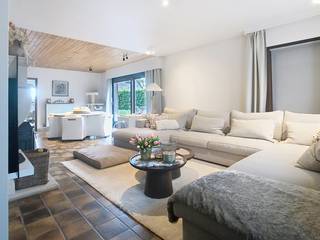 Deze alleenstaande ruime woning is gelegen nabij het centrum van Staden en heeft als indeling:<br /><br />GELIJKVLOERS<br />inkom - toilet - ruime en lichtrijke leefruimte voorzien van een houtkachel - woonkeuken (ingericht met toestellen) - wasplaats met berging - kelder - 2 slaapkamers - badkamer (douche, bad en lavabo met meubel) - inpandige garage<br /><br />1STE VERDIEPING<br />2 slaapkamers - zolderruimte<br /><br />Buiten kan u zich begeven in de tuin met landelijk uitzicht, zongericht terras en tuinhuis! <br />* de garage achteraan het perceel zal niet mee verhuurd worden !! <br /><br />(EPC uc 4085 - score: 234 kWh/m²)