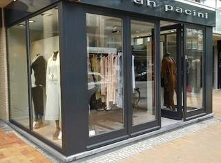 Interessant handelspand van ca. 76 m² op het gelijkvloers, aangevuld met een praktische kelder van naar schatting ca. 10 m², die rechtstreeks vanuit het handelspand bereikbaar is (voorheen Sarah Pacini). Dankzij de gelijkvloerse ligging en de aanvullende kelderruimte biedt het pand een praktische indeling en tal van mogelijkheden voor diverse handels- of commerciële activiteiten. Het pand is onmiddellijk beschikbaar en wordt verhuurd aan € 3.600 per maand*. Er wordt een huurwaarborg van 6 maanden gevraagd.<br />Gelegen nabij 'Vero Moda', 'Les Soeurs', 'AS Adventure', 'Press Shop', 'YAYA', ... (* Naast de huurprijs zijn er bijkomende lasten, waaronder momenteel circa €2.000 per jaar onroerende voorheffing, circa €1.000 per jaar syndickosten en circa €800 per jaar belasting voor de inname van het openbaar domein). Een interessante opportuniteit voor ondernemers of investeerders die op zoek zijn naar een praktisch handelspand met extra kelderruimte, een aantrekkelijke huurprijs en onmiddellijke beschikbaarheid. EPC Label: E.