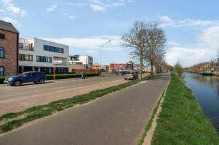 Vlakbij het centrum van Schoten, gelegen aan het prachtige water van de geliefde Vaart ligt dit gelijkvloers appartement te wachten op zijn...