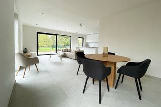 *** OPENDEUR OP 22/11/2025 VAN 10U TOT 12U ***Deze halfopen nieuwbouwwoning combineert hedendaags wooncomfort met een vooruitstrevende...