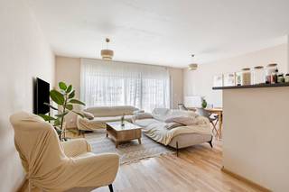 Lichtrijk 2-slaapkamerappartement in Sint-Jans-Molenbeek<br />Gelegen aan de Tamariskenlaan 41. <br /><br />Dit appartement verwelkomt je met een open, lichtrijke leefruimte die naadloos overgaat in de open keuken. Van hieruit heb je directe toegang tot het terras. Zeer praktisch is de aparte berging in de keuken met aansluitingen voor een wasmachine en droogkast.<br /><br />Slaapkamers: Twee ruime kamers (14 m² en 11 m²).<br />Badkamers: twee badkamers (één met douche, één met ligbad).<br /><br />Extra's: <br />-Kelder aanwezig<br />-Gelegen vlak bij het rustige Scheutbos<br />-Supermarkten (Delhaize, Colruyt, Carrefour) en openbaar vervoer (De Lijn, MIVB) op wandelafstand.<br />-EPC B+<br /><br />Prijs: € 249.000 + € 20.000 voor de parkeerplaats.