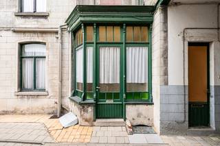 <br /><em><span><span><span><span><span><span><span><span><span><span><span>Deze te renoveren woningen hebben een grote vloeroppervlakte en mooie lichtinval.<br /><br />Gelegen op de Boelare nabij de Markt van Eeklo biedt dit huis niet alleen mogelijkheden om in het centrum te wonen, maar ook een professionele activiteit uit te oefenen.<br /><br />Samenstelling woning herenhuis Boelare 41: ruime inkomhal, diverse woonkamers, eetkamer, bureauruimte, keuken met aanpalende bergingen en een ruime kelderverdieping.<br /><br />Op de 1e verdieping: 3 grote slaapkamers, 2e woonkamer, keuken.<br /><br />Er is een complete zolderverdieping boven het hoofdgebouw met een vaste trap en zolderberging boven de achterbouw.</span></span></span></span></span></span></span></span></span></span></span><br /><span><span><span><span><span><span><span><span><span><span><span> </span></span></span></span></span></span></span></span></span></span></span><br /><span><span><span><span><span><span><span><span><span><span><span>Samenstelling Boelare 43: Het gebouw die zich achter de herenwoning bevindt, heeft heel wat mogelijkheden. Er is een aparte inkom voorzien, zodat deze ideaal kan ingericht worden als professionele ruimte of een 2<sup>e</sup> woonst.</span></span></span></span></span></span></span></span></span></span></span><br /><span><span><span><span><span><span><span><span><span><span><span> </span></span></span></span></span></span></span></span></span></span></span><br /><span><span><span><span><span><span><span><span><span><span><span>Op het gelijkvloers: inkomhal, woonkamer met zithoek, keuken met eetplaats en aanpalende bergingen. </span></span></span></span></span></span></span></span></span></span></span><br /><span><span><span><span><span><span><span><span><span><span><span> </span></span></span></span></span></span></span></span></span></span></span><br /><span><span><span><span><span><span><span><span><span><span><span>Op de 1<sup>e</sup> verdieping: 2 slaapkamers, mogelijkheid tot badkamer en een ruime zolderverdieping.<br /><br />Er is ook een ruime buitenberging met garage.<br /><br />Een ideale locatie voor een zelfstandige uitbating op het gelijkvloers met een enorm ruim appartement daarboven!<br /><br />Bel ons snel voor een bezoek!</span></span></span></span></span></span></span></span></span></span></span></em>