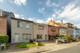 <p><span> </span></p><p><span>Verbazend ruime familiewoning (bewoonbare oppervlakte 135m²) gelegen in één van de meest gegeerde woonwijken van Schoten op korte afstand van het centrum en nabij Schotenhof en Schoten Vaart.</span></p><p><span> </span></p><p><span>De woning met 2 grote slaapkamers is uitstekend ingepland op een perceel van 193m² met oprit voor één wagen en achteraan een zuid georiënteerde tuin.</span></p><p><span> </span></p><p><span>Met haar praktische indeling, met onder meer een zeer ruime woonkamer met aansluitend grote, luxueus ingerichte leefkeuken, beantwoordt dit huis aan alle hedendaags comfort: zo beschikt de woning ook op elke verdieping over een badkamer, zijn beide slaapkamers ruim waarbij ook een inloop dressing is voorzien en heeft de woning voldoende bergruimte zowel binnen als buiten (o.a. kelder en tuinberging) </span></p><p><span> </span></p><p><span>Door de grote raampartijen en de lichtstraat is er ook een prima lichtinval; op het zuidelijk georiënteerd terras kan je dan weer met het gezin tot de late uurtjes genieten van elke zonnig moment.</span></p><p><span> </span></p><p><span>Bovenal is deze woning prima onderhouden, weldoordacht en professioneel gerenoveerd met bijhorende plannen en vergunningen waarbij men ook op energetisch vlak een mooi resultaat werd bekomen.</span></p><p><span> </span></p><p><span>Zou deze woning jouw nieuwe thuis kunnen worden? Boek dan snel een afspraak en kom zeker niet TE LAET!</span></p><p><span> </span></p><p><span> </span></p><p><span> </span></p><p><span> </span></p><p><span> </span></p><p><span> </span></p><p><span> </span></p><p><span> </span></p>