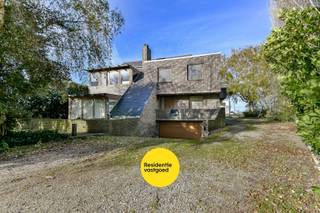 In een rustige en groene woonomgeving ontdek je deze vrijstaande woning met een ruime tuin rondom. Dankzij haar doordachte indeling, talrijke kamers en praktische opbergmogelijkheden vormt ze een ideale gezinswoning met tal van gebruiksmogelijkheden. De leefruimte sluit mooi aan op de veranda, waardoor je een aangename verbinding hebt met de tuin. Daarnaast vind je op het gelijkvloers de keuken en een extra kamer die perfect dienst kan doen als bureau of slaapkamer.<br />Op de verdieping bevinden zich drie comfortabele slaapkamers, een badkamer én een bijkomende ruimte die je volledig naar wens kan inrichten — ideaal als hobbykamer, werkplek of ontspanningsruimte. Daarbovenop beschikt de woning nog over een zolder én een kelderverdieping met garage, technische ruimte en extra stockage.<br /><br />Buiten geniet je van een bijzonder ruim perceel dat volop mogelijkheden biedt voor tuinliefhebbers, spelende kinderen of wie gewoon graag van rust en privacy houdt.<br /><br />Ontvang een gratis en vrijblijvende schatting van uw eigendom via:<br />www.residentievastgoed.be/gratisonlineschatten<br /><br />EPC: 359 kWh/m² - UC: 3734816 ~ Vg, Wg, Gvkr, Gvv, Gmo ~ Ref. MI24130