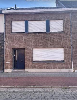 **Centraal gelegen rijwoning met dubbele garage en 3 slaapkamers**<br /><br />Bent u op zoek naar een ruime, centraal gelegen woning met alle voorzieningen binnen handbereik? Dan is deze charmante rijwoning zeker een bezoek waard!<br /><br />De woning bevindt zich op een uitstekende locatie, op wandelafstand van het centrum, scholen, winkels en openbaar vervoer.<br /><br />Bij het betreden van de woning komt u in een ruime en lichtrijke living, gevolgd door een volledig geïnstalleerde keuken. Verder beschikt het gelijkvloers over een praktische was-berging, een apart toilet en een gezellige veranda met zicht op de tuin.<br /><br />Op de eerste verdieping bevinden zich drie volwaardige slaapkamers en een badkamer, uitgerust met zowel een ligbad als een douche en toilet. De zolder biedt extra opbergruimte of mogelijkheden voor verdere inrichting.<br /><br />Een absolute troef van deze woning is de ruime dubbele garage, die bereikbaar is via een private weg achteraan.<br /><br />**Troeven:**<br /><br />* Centrale ligging nabij centrum, scholen, winkels en openbaar vervoer<br />* Ruime en lichtrijke living<br />* Volledig geïnstalleerde keuken<br />* Veranda<br />* 3 slaapkamers<br />* Badkamer met ligbad en douche<br />* Toilet op het gelijkvloers én op de verdieping<br />* Praktische was-berging<br />* Zolder<br />* Dubbele garage bereikbaar via private achterweg<br /><br />Interesse? Neem gerust contact op voor meer informatie of een bezichtiging.<br />