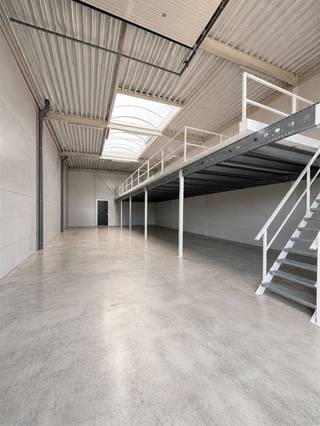 <p><span>Cet entrepôt récent et moderne est situé dans le Bollaarpark à Lier et offre une superficie totale de 200 m². </span></p><p><span>Le bâtiment dispose d'une hauteur libre de 8 mètres, ce qui le rend particulièrement adapté au stockage et aux activités logistiques efficaces.</span></p><p><span>L'entrepôt est facilement accessible grâce à trois portes sectionnelles à commande électrique de 5 m x 5 m et est en outre équipé de trois portes d'accès métalliques. Le sol en béton robuste et l’éclairage LED complet (24 luminaires) avec éclairage de secours garantissent un environnement de travail sûr et fonctionnel.</span></p><p><span>De plus, le bâtiment est conforme à la classe de résistance au feu C et est équipé de dévidoirs, de détecteurs de fumée et de boutons d’alarme. Un système d’alarme et une alimentation en eau sont également présents. Grâce à sa bonne accessibilité, ce site est idéal pour les entreprises à la recherche d’un entrepôt pratique et bien équipé dans la région de Lier.</span></p><p><span>ASPECTS FINANCIERS</span></p><p><span>Entrepôt de 1 796 m² à 49,80 /m²/an = 89 440,80 par an hors TVA</span></p>