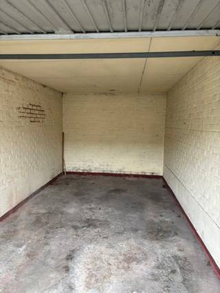 <p><strong><span>TE HUUR – GARAGEBOX IN GARAGECOMPLEX TE EDEGEM</span></strong></p>
<p><span>Praktische en goed gelegen garagebox te huur aan </span><strong><span>Klaverenaard in Edegem</span></strong><span>, gelegen in een </span><strong><span> garagecomplex</span></strong><span>.</span></p>
<p><span>De garagebox beschikt over een breedte van ca. </span><strong><span>2,65 m</span></strong><span> en een diepte van ca. </span><strong><span>2,85 m</span></strong><span>, ideaal voor het veilig stallen van een wagen, motor, fietsen of als extra bergruimte.</span></p>
<p><strong><span>Troeven:</span></strong></p>
<ul>
<li><span>Gelegen in een afgesloten garagecomplex</span></li>
<li><span>Afmetingen: ca. </span><strong><span>2,65 m breed x 2,85 m diep</span></strong></li>
<li><span>Verlicht en verzorgd buitenplein</span></li>
<li><span>Veilige en discrete omgeving</span></li>
<li><span>Ideaal als parkeer- of opslagruimte</span></li>
<li><span>Geen elektriciteit in de garagebox</span></li>
</ul>
<p><strong><span>Ligging:</span></strong><span> Klaverenaard, Edegem</span></p>
<p><span>Een praktische oplossing voor wie op zoek is naar een </span><strong><span>veilige en afgesloten garagebox</span></strong><span> in Edegem.</span></p>