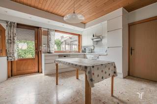 Laagbouwvilla met veel potentieel en prachtige tuin op een centrale ligging.STARTPRIJS: Elk bod boven deze startprijs, wordt voorgelegd aan de eigenaars, die al dan niet kunnen in gaan op dit aanbod.Op zoek naar comfortabel wonen op één niveau? Deze verzorgde open bebouwing combineert ruimte, licht en een praktische indeling met een uitstekende ligging (wandelafstand naar winkels, scholen, openbaar vervoer en belangrijke invalswegen).Bij het betreden van de woning wordt u verwelkomd in de ruime inkomhal met vestiaire en de lichtrijke leefruimte, dankzij de grote raampartijen.De functionele leefkeuken met handige berging biedt alle comfort voor dagelijks gebruik, verder zijn er nog 3 slaapkamers, een compacte badkamer en apart toilet.2 opritten, carport met werkplaats en garage.Dankzij de cv op aardgas ( HR ketel ), de houtcassette en de dubbele beglazing geniet u het hele jaar door van een aangenaam wooncomfort.Zinkwerk werd vernieuwd, evenals de waterleidingen en is de gescheiden riolering al voorzien.Buiten geniet u van een zonnige, fraai aangelegde tuin en terrassen waar u in rust en privacy kunt genieten.Deze woning vraagt wat opfrissingswerken, maar biedt een uitstekende basis en tal van mogelijkheden om er uw eigen droomwoning van te maken. Dankzij de solide constructie, de gelijkvloerse indeling en de gunstige ligging is dit een buitenkans voor zowel gezinnen, koppels of investeerder.Ontdek de vele troeven van deze laagbouwvilla tijdens een bezoek!Voor meer informatie contacteer Regine: 0493 112 050 - regine@correctvastgoed.be👉 Online schattingstool: https://www.correctvastgoed.be/schatting