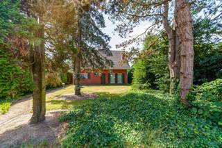<p>Interesse in dit pand? Neem voor bijkomende informatie of het maken van een afspraak rechtstreeks contact op met Ivory Murillo via <strong>+32 15 79 05 50</strong> of <strong>ivory@copandi.be</strong>.</p><p> </p><p>Deze open bebouwing, gelegen in de rustige Hofstadeveld 44 te 1981 Hofstade, biedt een uitstekende opportuniteit voor wie een woning volledig naar eigen smaak wil renoveren. Met een bewoonbare oppervlakte van ca. 123 m², drie volwaardige slaapkamers en een ruim perceel van 803 m² beschikt deze woning over heel wat potentieel.</p><p> </p><p>Een absolute troef is de ligging op wandel- en fietsafstand van het Provinciaal Sport- en Recreatiedomein De Nekker (Domein van Hofstade), waar u het hele jaar door kunt genieten van natuur, sport en ontspanning.</p><p> </p><p>Daarnaast bevindt de woning zich in een rustige woonomgeving, terwijl winkels, scholen, openbaar vervoer en belangrijke invalswegen vlot bereikbaar zijn. Kortom, een ideale woning voor wie op zoek is naar een renovatieproject met tal van mogelijkheden, gelegen op een rustige en gegeerde locatie in Hofstade.</p><p> </p><p>KENMERKEN:</p><p> </p><p>• Locatie: Hofstade</p><p>• Perceel: 803,00 m²</p><p>• Tuin: 653,36 m²</p><p>• Bewoonbare oppervlakte: 122,87 m²</p><p>• Aantal slaapkamers: 3</p><p>• Aantal badkamers: 1</p><p>• Aantal toiletten: 1</p><p>• Aantal parkeerplaatsen: 2 (garage + oprit voor 1 wagen, optie tot meer)</p><p>• Bouwjaar: 1973</p><p>• Verwarming op: stookolie via CV-ketel</p><p>• Energieprestatie: EPC E - 435 kWh m² / jaar</p><p>• Elektrische keuring: niet-conform het AREI</p><p>• Asbestattest: niet-asbestveilig</p><p>• Kadastraal inkomen: € 808,00</p><p> </p><p>INDELING:</p><p> </p><p>• Gelijkvloers: inkomhal, toilet berging, woonkamer, keuken, badkamer, veranda</p><p>• Eerste verdieping: nachthal, 2 slaapkamer, 2 bergingen</p><p>• Tweede verdieping: bergzolder</p><p> </p><p>GELIJKVLOERS:</p><p> </p><p>Bij het betreden van de woning komt u terecht in een ruime inkomhal die toegang biedt tot een charmante leefruimte van bijna 30 m². De gezellige zithoek en eetplaats vloeien naadloos in elkaar over, terwijl de grote raampartijen zorgen voor een aangename natuurlijke lichtinval en een ruimtelijk gevoel. Aansluitend bevindt zich de aparte keuken, die rechtstreeks uitgeeft op de gezellige veranda van meer dan 11 m². Deze vormt een mooie verlenging van de leefruimte en is de ideale plek om het hele jaar door te genieten van het uitzicht op de tuin. Op het gelijkvloers vindt u verder nog een bureau van meer dan 12 m², ideaal als thuiswerkplek, hobbyruimte of extra slaapkamer, een badkamer, een praktische berging, een apart gastentoilet en een ruime inkomhal.</p><p> </p><p>Een bijkomende troef is de uitpandige garage, bereikbaar via een private toegangsweg. Daarnaast beschikt de woning over een oprit met plaats voor één wagen (momenteel horizontaal parkeren). Mits een herinrichting van de oprit en na het bekomen van de nodige vergunningen of goedkeuringen bestaat de mogelijkheid om twee parkeerplaatsen te creëren. Ook aan de straatzijde zijn er mogelijks bijkomende parkeermogelijkheden, afhankelijk van de goedkeuring van de bevoegde instanties.</p><p> </p><p>EERSTE VERDIEPING:</p><p> </p><p>Op de eerste verdieping bevinden zich twee ruime slaapkamers van ongeveer 15 m² en bijna 20 m². Daarnaast zijn er twee praktische bergingen aanwezig die perfect kunnen dienen als dressing of extra opslagruimte. De nachthal zorgt voor een vlotte verbinding tussen alle ruimtes.</p><p> </p><p>TWEEDE VERDIEPING:</p><p> </p><p>Via een zolderluik is de praktische bergzolder bereikbaar. Deze biedt extra opbergruimte voor seizoensgebonden spullen, archief of andere materialen en vormt een handige aanvulling op de woning.</p><p> </p><p>TECHNIEKEN:</p><p> </p><p>De woning wordt verwarmd via een centrale verwarmingsinstallatie op stookolie. De conforme ondergrondse stookolietank is geldig tot 2031. Zowel de verwarming als de productie van sanitair warm water gebeuren via de cv-ketel. Alle verdiepingen zijn uitgerust met radiatoren, waardoor de woning geniet van een gelijkmatige warmteverdeling.</p><p> </p><p>KEURINGEN</p><p> </p><p>• Elektrische keuring: niet-conform het AREI</p><p>• EPC-attest: EPC E 435 kWh m² / jaar</p><p>• Asbestattest: de woning is niet-asbestveilig (een deel van het dringend te verwijderen asbest is ondertussen verwijderd)</p><p> </p><p>Voor meer details of om een bezichtiging te plannen, nodigen we u uit om contact met ons op te nemen.</p><p>We kijken ernaar uit om u te begeleiden bij het ontdekken van deze woning.</p><p> </p><p>✅ Residentiële topligging, goede bereikbaarheid</p><p>✅ 3 slaapkamers</p><p>✅ Perceel van 8a03ca</p><p>✅ Geen overstromingsgevoelig gebied</p>