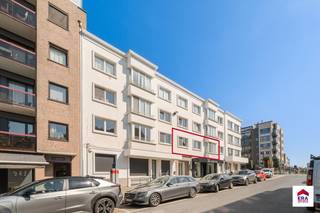 <p>Appartement in hartje Koksijde-Bad, op wandelafstand van de zee en de zeedijk.</p>
<p> </p>
<p>Dit prachtig gerenoveerd appartement combineert een centrale ligging met comfortabel wonen aan de kust. Gelegen op amper 300 meter van de zeedijk geniet u hier van de nabijheid van winkels, horeca, openbaar vervoer en het strand. De lichtrijke leefruimte en praktische indeling zorgen voor een aangename woonervaring, zowel als vaste woonst, tweede verblijf of investering. Dankzij de renovatie en het gunstige EPC-label B is dit appartement bovendien instapklaar. Een ideale opportuniteit voor wie een appartement in Koksijde wil kopen dicht bij zee.</p>
<p> </p>
<p>• Inkomhal met vlotte toegang tot de verschillende ruimtes<br />• Gezellige living met aangename lichtinval<br />• Eetkamer aansluitend op de leefruimte<br />• Functionele keuken met praktische indeling<br />• Badkamer voorzien van alle nodige comfort<br />• Apart toilet<br />• 2 volwaardige slaapkamers</p>
<p> </p>
<p>• Prachtig gerenoveerd en instapklaar<br />• Gelegen in hartje Koksijde-Bad<br />• Slechts 300 meter van de zeedijk en het strand</p>
<p> </p>
<p>Neem vandaag nog contact op met je ERA-makelaar voor een bezoek.</p>
<p> </p>
<p>JOUW DROOMAPPARTEMENT. ZO GEVONDEN!</p>