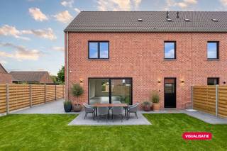 In het hart van Wortel (Hoogstraten) wordt deze stijlvolle nieuwbouwwoning gerealiseerd op een perceel van ca. 323 m². De woning combineert een doordachte indeling met een ruimtelijk gevoel en veel natuurlijke lichtinval.Op het gelijkvloers bevindt zich een moderne keuken met eiland, die uitgeeft op de tuin en optimale privacy biedt. De keuken wordt voorzien van kwalitatieve toestellen zoals een inductiekookplaat, combi-oven, koelkast en vaatwasser. Aansluitend vindt u een lichtrijke leefruimte. Verder is er een aparte bureauruimte en een gastentoilet. De achterinkom doet dienst als wasplaats en berging. Op de eerste verdieping komen drie volwaardige slaapkamers. De badkamer wordt uitgerust met zowel een ligbad als een inloopdouche, aangevuld met een apart toilet op de nachthal.De zolder biedt extra mogelijkheden, zoals een hobbyruimte, extra slaapkamer of berging. De woning wordt voorzien van moderne technieken, waaronder ventilatie type D, vloerverwarming en zonnepanelen.Bijzonderheden:Nieuwbouw (oplevering voorzien in 2027)Energiezuinig (Streven naar E-peil: 18)VloerverwarmingStrategisch gelegenOnderhoudsvriendelijke tuin met veel privacy en potentieelHoogwaardige afwerkingZonnepanelenDe bouwwerken starten in juli 2026, dus wees er snel bij om nog jouw afwerking naar keuze te maken. Belangrijk: de weergegeven beelden dienen uitsluitend ter illustratie en inleving. Deze foto's geven geen exacte weergave.Voor meer informatie of een afspraak kunt u contact opnemen.(ver-)Kopen of (ver-)huren in de Noorderkempen?Wij helpen u graag verder!Dewaele VastgoedBestuursmaatregelen in het maatregelenregister: in aanvraag