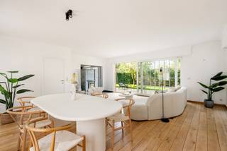 Landelijke woning met praktijkruimte gelegen nabij het centrum van Hoogstraten op perceel van 967 m². De woning werd gebouwd in 2005 en biedt verrassend veel ruimte. Ideaal voor wonen in combinatie met vrij beroep of kantoorruimte aan huis. <br /><br />Gelijkvloers: <br />U betreedt de inkomhal van de woning via de zijkant van het gebouw. In de inkomhal hebt u een gastentoilet. De woonkamer is aan de achterzijde gesitueerd en omvat een ruime zit- en eethoek op parket. De keuken bevindt zich aanpalend en is gescheiden via een speksteenkachel met ingebouwde pizza-oven. Vanuit de leefkeuken kunt u via grote schuifpuien naar het terras aan de zij-kant (zuid-westen). Aan het keukeneiland met vaste eettafel kunt u heerlijk tafelen. De keuken is uitgerust met modern apparatuur en natuurstenen werkblad. Handige wasplaats/berging met inbouwkasten bevindt zich aanpalend, alsook hebt u vanuit de keuken toegang tot de kelderruimte.<br /><br />Praktijkruimte: <br />De praktijkruimte is toegankelijk via afzonderlijke inkomhal aan de voorkant van het gebouw. Rechts hebt u een kleine wachtkamer met toilet. Rechts een mooie praktijkruimte met vast bureau en inbouwkasten. De praktijkruimte is eveneens toegankelijk vanuit de privé. <br /><br />Eerste verdieping: <br />Vaste trap vanuit de keuken naar de bovenverdieping op laminaat. Hier treft u de masterbedroom aan de achterzijde, dewelke is voorzien van vele inbouwkasten. Verder nog 4 slaapkamers, allen voorzien van inbouwkasten/vast meubilair. De badkamer is ruim en praktisch voor een groot gezin en omvat een douche, ligbad, dubbele lavabo in meubel en een toilet. <br /><br />Tweede verdieping: <br />Via een afzonderlijke ruimte hebt u een vaste trap naar de zolderverdieping. Hier hebt u een ruime bergzolder met de CV installatie en verder nog 2 afzonderlijke slaap-/hobbyruimtes.<br /><br />Tuin en garage: <br />Apart garagegebouw in de tuin, toegankelijk via oprit aan de zijkant naar achter. Net als onder de woning is ook hier kruipruimte voorzien. Poolhouse aansluitend met naastliggend vernieuwd zwembad. Zwembadinstallatie aanwezig in garage. Mooi terras aan de zijkant van de woning (zuid-west). <br /><br />Bijzonderheden: <br />- nabij centrum van Hoogstraten, in onmiddellijke nabijheid van supermarkt en voorzieningen. <br />- ideaal voor combinatie wonen / werken aan huis<br />- verwarming op aardgas (condensatieketel 2017) dmv radiatoren <br />- verrassend ruime woning met veel volume<br />- regenwaterput - aangesloten op toiletten / wasmachine<br />- gunstig EPC label - B