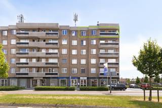 Bent u op zoek naar een ruim en lichtrijk appartement op een uitstekende locatie in Roeselare? Dit appartement aan de Noordlaan combineert een centrale ligging met een aangename woonoppervlakte, twee terrassen en een mooi uitzicht. Dankzij de ruime indeling en de vele lichtinval geniet u hier van een comfortabel woongevoel op een toplocatie.<br /><br /><strong>Ligging: </strong>Het appartement bevindt zich op een centrale ligging vlakbij het centrum van Roeselare. Winkels, scholen, openbaar vervoer en andere dagelijkse voorzieningen bevinden zich op korte afstand. Dankzij de vlotte verbinding met de ring rond Roeselare geniet u bovendien van een uitstekende bereikbaarheid. Een bushalte bevindt zich in de straat en ook het station is gemakkelijk bereikbaar.<br /><br /><strong>Indeling van het appartement:</strong><br />Via de inkomhal komt u terecht in het appartement. De ruime en lichtrijke woonkamer vormt het hart van de woning en biedt toegang tot het voorste terras met een mooi open uitzicht. Aansluitend bevindt zich de keuken, die beschikt over een aparte berging en toegang geeft tot een tweede terras aan de zijkant van het gebouw. Verder beschikt het appartement over één slaapkamer met mogelijkheid tot een tweede slaapkamer, een badkamer en een extra bergruimte<br />Daarnaast is er de mogelijkheid om een privatieve staanplaats aan te kopen voor een meerprijs van <strong>€15.000</strong>, gelegen aan het appartementsgebouw.<br /><br /><strong>Technische eigenschappen:</strong>
<ul>
<li>Nieuwe ramen geplaatst in 2023.</li>
<li>EPC-Label C </li>
<li>Lift aanwezig.</li>
<li>Parkeerplaats beschikbaar aan het gebouw. </li>
</ul>
<strong>Extra troeven:</strong>
<ul>
<li>Ruim appartement met veel natuurlijk lichtinval. </li>
<li>Twee terrassen aanwezig.</li>
<li>Zeer centrale ligging nabij het centrum van Roeselare.</li>
<li>Bushalte in de straat en station vlot bereikbaar.</li>
<li>Inclusief mogelijkheid tot aankoop van een privatieve staanplaats.</li>
<li>Het appartement is zeer geschikt als investeringseigendom, maar uiteraard ook voor eigen bewoning.</li>
</ul>
<strong>Interesse? </strong>Neem contact op met ons kantoor voor meer informatie of plan een vrijblijvend bezoek aan het appartement. Bel ons op T. 051|201.400 en ontdek de mogelijkheden die dit appartement te bieden heeft.