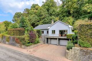 dek deze goed onderhouden, solide woning in Hoeilaart. De woning heeft een topligging nabij het centrum van Hoeilaart, openbaar vervoer (bushalte...