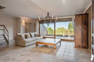 <strong>Lichtrijk duplexappartement met een oase aan groen</strong><br /><br />Dit ruime duplexappartement bevindt zich op de vierde en vijfde verdieping van Residentie Country Gardens, en is uitgerust met twee terrassen met groen zicht. De inkomhal is voorzien van ingemaakte kasten en een apart gastentoilet. Van hieruit komt u in de ruime leefruimte waar grote raampartijen voor veel natuurlijk licht zorgen. Aansluitend bevindt zich het eerste terras met uitzicht richting het Sint-Annabos en een praktische, ruime buitenberging. De eetkamer vormt één mooi geheel met de leefruimte en geeft toegang tot het tweede terras dat uitkijkt over de rustige binnentuin van de residentie. De keuken is volledig ingericht en uitgerust met onder meer een Amerikaanse koelkast van Haier, en inbouwtoestellen van siemens en Novy. Op de bovenverdieping bevinden zich twee bijzonder ruime slaapkamers waarvan één met ingemaakte kasten. De badkamer beschikt over zowel een groot ligbad als een douchecabine, een lavabomeubel en een toilet.<br /><br />Ook de ligging is een absolute troef. U woont hier rustig en groen, vlak bij het Sint-Annabos en Sint-Annastrand. Met het Sint-Annaveer staat u in geen tijd in het historische centrum terwijl u de stad ook vlot bereikt via de voetgangerstunnel, met de fiets of het openbaar vervoer.<br /><br /><strong>Bijzonderheden:</strong><br />- Asbestveilig<br />- Gemeenschappelijke kosten: € 220,00 incl. water<br />- Ondergrondse autostaanplaats aan te kopen voor € 25.000