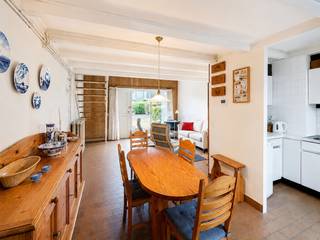 Deze op te frissen (vakantie)woning is centraal gelegen in het domein Ysermonde te Nieuwpoort, op wandelafstand van het Maritiem Park en de havengeul en op fietsafstand van het strand en de zee.<br />De woning beschikt op het gelijkvloers over een ruime en lichtrijke woonkamer met eetplaats en open keuken. Via de trap bereikt u de verdieping, waar zich een eerste slaapkamer en een badkamer met ligbad, toilet en enkele wastafel bevinden. Onder het dak bevindt zich een tweede slaapkamer. Buiten geniet u van een private tuin, met toegang tot de autostaanplaats waarop een exclusief genotsrecht rust.<br />De woning wordt inclusief meubilair aangeboden en biedt heel wat mogelijkheden om naar eigen smaak op te frissen en in te richten.<br />Dankzij de ligging in woonzone kan deze woning zowel gebruikt worden voor vaste bewoning als tweede verblijf en vormt ze eveneens een interessante investeringsmogelijkheid.