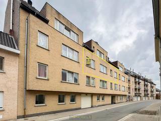 <p>Energiezuinig en INSTAPKLAAR APPARTEMENT met AUTOSTAANPLAATS vormt de ideale combinatie van COMFORT, LOCATIE en BEREIKBAARHEID in hartje OUDENAARDE. De LICHTRIJKE LEEFRUIMTE sluit naadloos aan op de VOLLEDIG UITGERUSTE KEUKEN, ideaal voor wie houdt van OPEN en FUNCTIONEEL WONEN. De VOLWAARDIGE SLAAPKAMER biedt RUST en PRIVACY, terwijl de MODERNE BADKAMER en PRAKTISCHE PRIVATIEVE KELDERBERGING zorgen voor extra gemak. Een INBEGREPEN AUTOSTAANPLAATS in een AFGESLOTEN GARAGE is een WAARDEVOLLE EXTRA in deze CENTRALE OMGEVING. Met zijn BETAALBARE PRIJS en AANTREKKELIJK HUURRENDEMENT van ca. €625/maand is dit appartement niet alleen perfect als STARTERSWONING, maar ook als INVESTERING met POTENTIEEL. Gelegen op WANDELAFSTAND van het STATION, WINKELS en SCHOLEN geniet je hier van een VLOTTE VERBINDING en alle voorzieningen binnen handbereik.</p>
<br /><strong>Adres: </strong>Broekstraat 90 bus 303, 9700 Oudenaarde<br /><br />Geen renovatieplicht; P-score: C, G-score: C