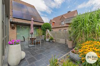 EERSTE BEZOEKDAG ZATERDAG 22/08 VAN 10U TOT 14U (enkel op afspraak!)<br /><br />BAMBRUGGE - Deze HOB in het landelijke Bambrugge is zeer goed gelegen. Op de verbindingsweg tussen Zottegem en Aalst, vlakbij scholen en openbaar vervoer, op wandelafstand van het station van Burst en in de nabijheid van het op -en afrittencomplex E40.<br /><br />De woning zelf is zeer goed onderhouden en is door de huidige eigenaars gebouwd in 1990 en steeds met zeer veel zorg onderhouden. De tuin is een echt pareltje, met verschillende terrassen (68m²), bloemenperken, graszone, nieuw tuinhuis en beplanting.<br /><br />Naar indeling toe hebben we een mooie inkomhal met toegang tot de lichtrijke woonkamer met bureau-hoek, aansluitend de keuken (volledig geïnstalleerd), met daarnaast de nieuwe aanbouw (veranda) met zithoek en zicht op de schitterende tuin. Veel bergruimte en toilet.<br />Boven hebben we 3 grote slaapkamers en de badkamer.<br /><br />Energetisch is het huis ook zeker in orde; zonnepanelen en airco, nieuwe ramen met dubbele beglazing en geïsoleerd dak (EPC 204).<br />Parkeergelegenheid is er in overvloed, grote garage en nieuwe carport, parkeerplaats naast en voor de woning.<br />Dit zeer comfortabele huis is uitermate geschikt voor gezinnen met kinderen en voor mensen die vlot naar de E40 of station willen.<br /><br />Heeft u interesse? Maak dan een afspraak via 053/60.65.60