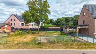 <p>Deze bouwgrond is gelegen in Merelstraat in Heusden-Zolder. Op slechts enkele minuten wandelafstand bevindt zich het centrum en een bosgebied.</p>
<p>In deze zone wordt er een open gezinswoning toegestaan met een minimumbreedte van 9 meter, met 2 verdiepingen en met een zadeldak.<br />Deze kavel ligt aan een rustige straat, waardoor elke dag begint en eindigt in serene stilte.<br />Bovendien geniet u van een prachtige oriëntatie: de achterzijde is gericht naar het Oosten, ideaal voor zachte ochtendzon in de tuin of woonruimte.</p>
Voor een bezichtiging ter plaatse of meer info, bel ons op 078/78.78.70, of kom gewoon binnen op ons kantoor, steeds welkom!