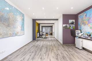 <p><span>Dit ruim gerenoveerd handelsgelijkvloers is gelegen op de Frank Craeybeckxlaan in Deurne en geniet zeer veel passage en visibiliteit. Het pand beschikt over naast de winkelruimte over een apart kantoor, keuken en toilet. </span></p><p><span> </span></p><p><span>Momenteel wordt het pand gebruikt als kantoorruimte. Het pand is niet verhuurd en is vrij bij akte. </span></p>