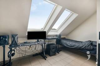 <p><span>Op een uitstekende locatie op de </span><span>Mechelsevest </span><span>vinden we deze gezellige duplexstudio van </span><span>31 m²</span><span>, ideaal als eerste woonst of interessante investering.</span></p><p><span>De studio beschikt over een praktische leefruimte met </span><span>kitchenette</span><span> en voldoende plaats voor een zetel en eettafel. De </span><span>grote dakramen</span><span> zorgen niet alleen voor veel natuurlijk licht maar bieden ook een </span><span>prachtig zicht over Leuven</span><span>.</span></p><p><span>Een absolute troef is de </span><span>aparte slaapkamer op de verdieping</span><span> die bereikbaar is via de vaste trap. Dankzij deze duplexindeling wordt het slaapgedeelte volledig gescheiden van de leefruimte wat een extra gevoel van ruimte en comfort creëert voor een studio.</span></p><p><span>Verder beschikt de studio over een </span><span>aparte badkamer met douche, toilet en lavabo</span><span>. </span></p><p><span>Dankzij de combinatie van de </span><span>centrale ligging, het prachtige uitzicht en de aparte slaapkamer</span><span> vormt deze duplexstudio een aantrekkelijke woon- of investeringsopportuniteit in Leuven.</span></p><p><span>Bovendien is er in het gebouw ook nog een </span><span>ruime gemeenschappelijke fietsenstalling</span><span> aanwezig.</span></p><p><span>Interesse in deze duplexstudio? Contacteer ons via 016 15 31 15 of info@immolivit.be.</span><span> </span></p>