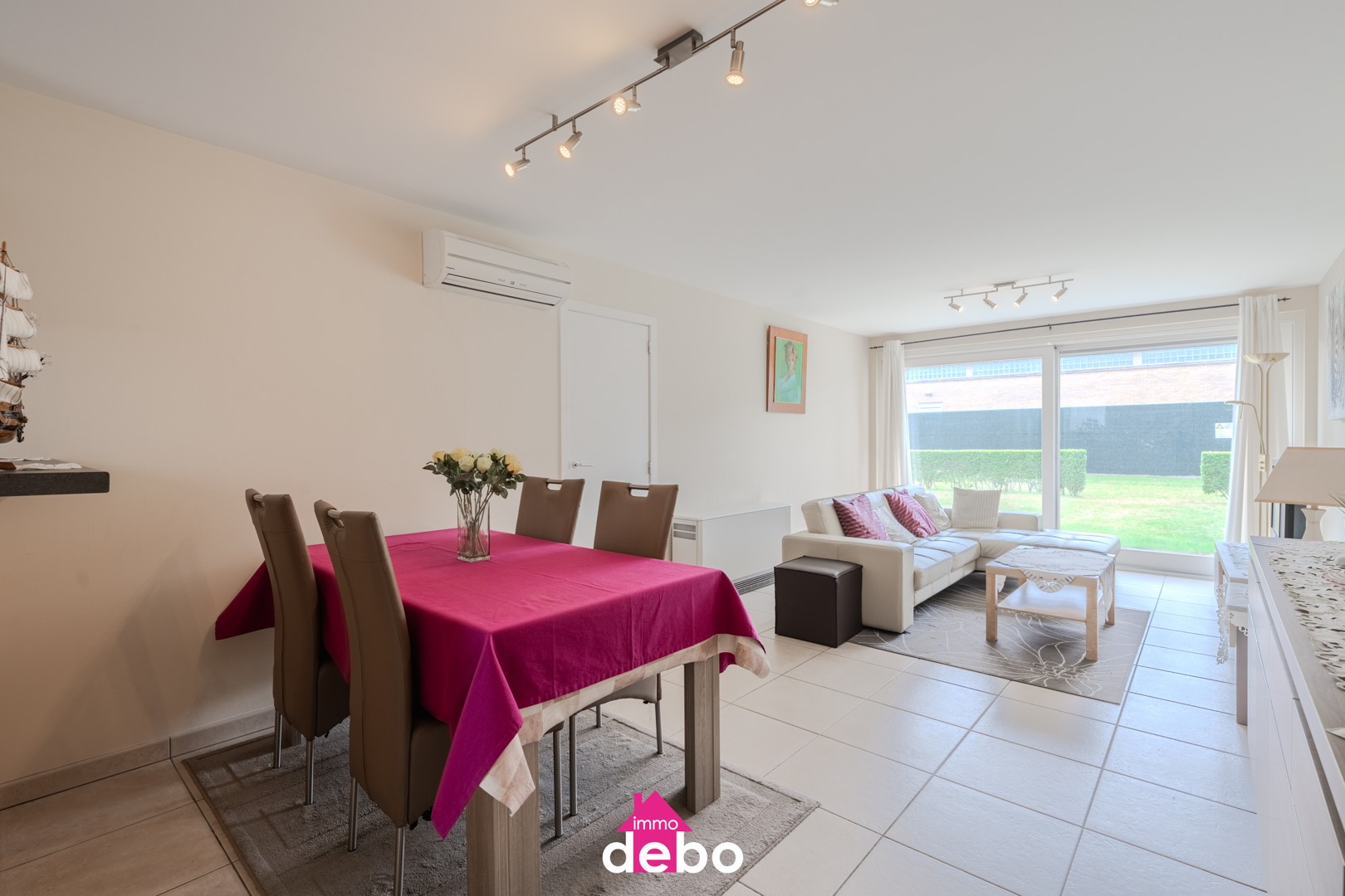Ruim en instapklaar gelijkvloers appartement met 2 slaapkamers, terras en inpandige garage op toplocatie. - photo 4