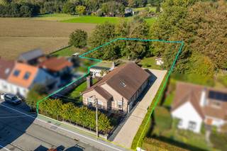 Droomt u van veel ruimte, rust en tal van mogelijkheden? <br />Bezoek deze woning, gelegen op een prachtig perceel van 2.485 m². <br />Deze ruime gezinswoning met dubbele garage, grote tuin en weide (die achteraan grenst aan een buurtweg nr.3) is een unieke kans!<br /><br />De woning beschikt over een lichtrijke leefruimte, een ruime leefkeuken, gevolgd door een praktische berging/wasplaats en toegang tot de droge kelder. Verder zien we op het gelijkvloers nog drie slaapkamers/bureau en een badkamer. Via een vaste trap bereikt u de 1ste verdieping, daar bevinden zich nog een slaapkamer, een grote zolderruimte en een ruime overloop. Hier kan u nog een volwaardige verdieping inrichten.<br /><br />Ook buiten is het volop genieten: een afgesloten tuin van circa 2.000 m², een deels overdekt terras, twee bergingen en een dubbele garage met elektrische poorten. <br /><br />TROEVEN zijn de open bebouwing, de spouwmuurisolatie, het vernieuwde en geïsoleerde dak (asbest leien al verwijderd in 2003) en een EPC-label C = geen renovatieplicht!<br /><br />TIP: voldoet u aan de voorwaarden en wordt dit uw enige eigen woning? Als u het compromis nog dit jaar ondertekend, dan kan u de woning aankopen aan 2% registratierechten i.p.v. 3% volgend jaar! Dit betekent voor deze woning een winst van € 5.850 op de vraagprijs.<br /><br />Kortom, een woning met veel ruimte en veel potentieel op een uitstekende ligging!<br /><br />Contacteer Marianne voor meer informatie of een bezoek op 0478 38 12 88<br />De vermelde oppervlakten zijn louter informatief en niet bindend.