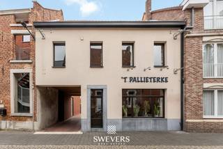 Voor meer info en foto’s, surf naar www.swevers.be– In het bruisende hart van Herk-de-Stad ontdek je Ridderstraat 22: een karaktervolle rijwoning met...