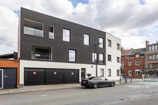 Bent u op zoek naar een ruim en lichtrijk appartement in het centrum van Aalst? Dan bent u hier aan het juiste adres. Dit 2-slaapkamerappartement is gelegen op de eerste verdieping en bestaat uit een erg grote leefruimte, een volledig geinstalleerde keuken , apart toilet, wasplaats/berging, ingerichte badkamer ( douche, wastafel en toilet) en een groot overdekt terras. Er is tevens de mogelijkheid tot het aankopen van 1 of 2 garargeboxen aan 35000 euro per box. Grote troef: verkoop onder registratierechten, dus 2% als u geen andere eigendom meer bezit. Topligging nabij het centrum, nabij aansluiting openbaar vervoer, station en winkels.