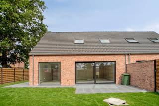 Maison mitoyenne neuve à vendre à Stavelestraat 3 à Vleteren avec 3 chambres, double allée et jardin. Cette maison neuve de haute qualité est vendue entièrement finie. Vous pouvez acheter un total de 6 % de TVA ! Cette maison sera achevée en septembre 2026.<br />N'hésitez pas à passer à notre moment portes ouvertes le samedi 25/04 entre 11 h et 12 h, et laissez-vous surprendre ! Bienvenue à tous !<br /><br />MISE EN PAGE<br />Rez-de-chaussée : Hall d'entrée avec toilettes - salon lumineux avec chauffage au sol et cuisine ouverte entièrement installée - débarras - jardin paysager avec terrasse spacieuse et double place de parking à côté de la maison.<br /><br />Premier étage : Trois chambres - salle de bains - débarras - toilettes séparées.<br /><br />TECHNIQUE<br />- ÉPIC A<br />- Conforme à la réglementation EPB (panneaux solaires)<br />- 10 000 L d'eau de pluie<br />- Chauffage au sol <br />- Système de ventilation D<br />- Conforme à l'électricité<br /><br />Idéal pour ceux qui recherchent une maison prête à déménager sans emploi ! Cette maison à vendre sera entièrement terminée avec les dernières techniques et matériaux. La totalité de l'achat (terrain + construction) peut être achetée à 6% de TVA ! <br /><br /><br />Registre des mesures: non