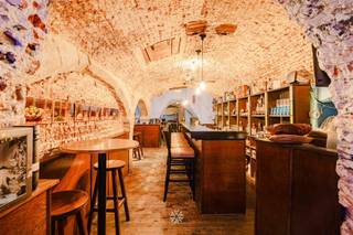 GENT CENTRUM - Unieke cocktailbar in de Gentse Binnenstad Pièce unique In het historische hart van Gent en omringd door talrijke trekpleisters,...