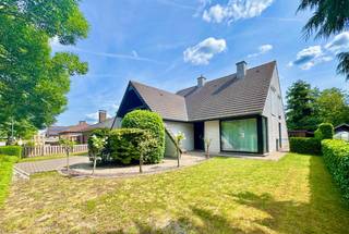 Dit zeer ruim en goed onderhouden woonhuis uit 1997 werd opgebouwd met kwalitatieve materialen en ligt op een mooi perceel van 788 vierkante meter...