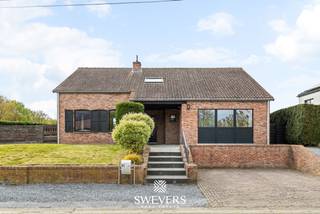 Voor meer info en foto’s, surf naar www.swevers.be – Deze open bebouwing op Gerhees 63 in Oostham, gebouwd in 1986, biedt een veelzijdige woonoplossing dankzij de combinatie van een hoofdwoning en een volwaardig tweede wooneenheid. Ideaal voor kangoeroewonen, een praktijk aan huis of aparte studio. De woning verkeert in normale staat en werd de afgelopen jaren deels vernieuwd: keuken (2023), badkamer en gasketel (2024), ramen en spouwmuurisolatie (2019).<br />Op het gelijkvloers kom je via de inkomhal met gastentoilet in de leefruimtes. De woonkamer sluit aan op een halfopen, vernieuwde keuken met eethoek. Verder is er een ruime eetkamer, een gezellige zithoek met zicht op de tuin, een berging en een veranda. Op de verdieping bevinden zich drie slaapkamers (12,25 m², 12,25 m² en 18,75 m²), een badkamer, apart toilet en kastruimte.<br />De tweede wooneenheid bevindt zich volledig op het gelijkvloers. Beschikt over een eigen leefruimte met open keuken (25 m²), een slaapkamer (12,78 m²) en een badkamer, toilet, aparte inkom perfect als aparte wooneenheid. Het perceel van 9a 89ca is noordwest gericht en biedt aangename zonmomenten in de tuin met veel privacy.<br />Rustig gelegen met scholen op 900 m, openbaar vervoer op 400 m en winkels op 1 km. De snelweg ligt op 6 km. Een eigendom met veel mogelijkheden en toekomstpotentieel. Voor meer informatie, bel 011 255 155. Bron bewoonbare oppervlakte: EPC – verslag.