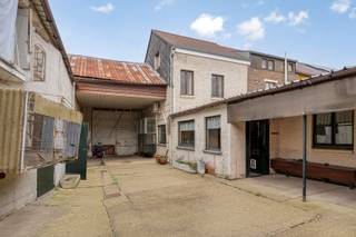 In een rustige, landelijke dorpsomgeving te Nerem (Tongeren) vind je deze ruime hoevewoning met binnenkoer en rondom meerdere stallen: ideaal voor...