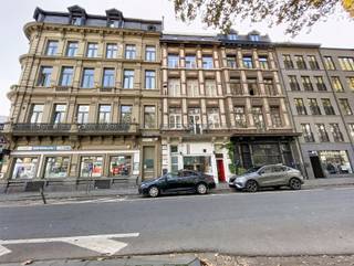 <p><span>Gerenoveerd 2-slaapkamerappartement nabij het MAS</span></p><p><span>Op wandelafstand van het MAS en het historische centrum van Antwerpen bevindt zich dit appartement op de 4de verdieping (zonder lift, een goede conditie is dus vereist). </span></p><p><span>Het appartement is recent gerenoveerd en beschikt over twee slaapkamers.</span></p><p><span>Bij binnenkomst betreed je de ruime woonkamer met open keuken. De keuken is uitgerust met een keramische kookplaat, oven, dampkap en een koelkast met diepvriesvak. </span></p><p><span>Verder beschikt de woning over 2 slaapkamers en een badkamer uitgerust met douche, toilet en wastafel.</span></p><p><span> </span></p><p><span>Op de tussenverdieping is er een kleine bergruimte waar plek voorzien is voor een wasmachine. </span></p><p><span> </span></p><p><span>Vaste kosten: 80,- euro per maand (beheer gebouw, onderhoud algemene delen, elektriciteit en water algemene delen, water privé)</span></p>