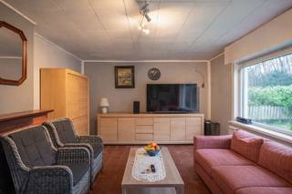 Op een schitterende locatie te Bonheiden bevindt zich deze open bebouwing met 3 slaapkamers en inpandige garage op een perceel van 477 m². U geniet hier van een uitstekende bereikbaarheid richting belangrijke invalswegen en bevindt zich tegelijk vlakbij het centrum van Bonheiden met winkels, eet-en drankgelegenheden, scholen en het openbaar vervoer op wandel- en fietsafstand.<br /><br />We betreden de woning via de inkomhal. De woonkamer geniet van veel lichtinval en kan worden ingericht met een gezellige zithoek. Aangrenzend bevindt zich de ruime eetkamer en de keuken, die voorzien is van de voornaamste toestellen. Vanuit de eetplaats heeft u verder nog toegang tot een bureau die eveneens gebruikt zou kunnen worden als extra slaapkamer. Het gelijkvloers beschikt aan de achterzijde nog over een badkamer met douche, een veranda, een inpandige garage en een apart toilet. De ruime nachthal op de eerste verdieping geeft ons toegang tot 2 slaapkamers en een apart toilet met lavabo. In de tuin kunt u steeds in alle rust en privacy genieten van het mooie weer. Een tuinhuis voorziet u van extra comfort en opbergruimte voor al uw tuinspullen. <br /><br />U bent verplicht om deze woning binnen de 6 jaar na aankoop grondig energetisch te renoveren tot minimum EPC-label D.<br /><br />Dit is een uitstekende opportuniteit als u op zoek bent naar een renovatieproject met zeer veel potentieel in het centrum van Bonheiden. Contacteer ons op 0497 14 67 97 voor meer informatie of neem een kijkje op www.boonstravastgoed.be. <br /><br />Bijzonderheden:<br />- Garage<br />- 3 slaapkamers<br />- Uitstekende locatie 