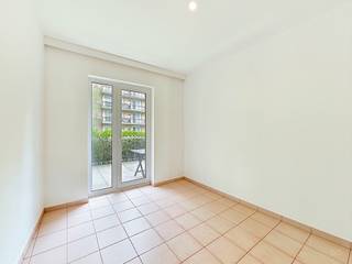 <p><b>Info & bezoeken:</b> nathalie.plasman@weinvest.be | 02 315 77 22</p>
<p>Geleven in een gewilde en gezellige buurt in Sint-Jans-Molenbeek, heeft We Invest het genoegen u dit ruime appartement met 3 slaapkamers voor te stellen.</p>
<p>Het eigendom kent een strategische ligging in de Zaaizaadstraat 35. De wijk biedt een dynamische en groene leefomgeving in de directe nabijheid van het openbaar vervoer (metro, bus), winkels, scholen, sportcentra en tal van parken.</p>
<p>Dit op te frissen appartement bevindt zich op de gelijkvloerse verdieping van een mede-eigendom uit 2000 en beschikt over een bewoonbare oppervlakte van 114 m², als volgt ingedeeld:</p>
<ul>
<li>
<p><b>Leefruimte:</b> Een lichtrijke woonkamer en een uitgeruste keuken die beide toegang bieden tot een gezellig privétuintje aan de voorzijde.</p>
</li>
<li>
<p><b>Slaapgedeelte:</b> Drie mooie, rustig gelegen slaapkamers aan de achterzijde, die allemaal direct toegang hebben tot een groot terras met een vrij uitzicht op de gemeenschappelijke tuinen van de residentie.</p>
</li>
<li>
<p><b>Voorzieningen:</b> Een badkamer, een douchekamer, twee toiletten (waarvan één apart) en een praktische wasplaats.</p>
</li>
</ul>
<p>Het appartement beschikt over een kelder in de ondergrond en is uitgerust met een gepantserde deur voor extra veiligheid. Voor uw comfort is er tevens een binnenstaanplaats beschikbaar tegen een meerprijs van € 25.000.</p>
<blockquote>
<p><b>Technische kenmerken:</b> Individuele verwarming op gas, dubbele beglazing, PBM-toegankelijk (personen met beperkte mobiliteit) en een lift in het gebouw. EPC: E - 241 kWh/m².jaar.</p>
</blockquote>
<p>Dit appartement is een zeldzame kans voor een gezin of een investeerder die op zoek is naar een vastgoedobject dat comfort, rust en bereikbaarheid combineert in een felbegeerde regio.</p>
<p>Mis deze kans niet en bel ons om een bezoek te plannen! Al onze exclusieve panden zijn te vinden op www.weinvest.be.</p>