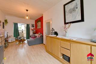 <p>In het hart van Eeklo, op wandelafstand van het station, scholen, openbaar vervoer en het mooie stadspark, bevindt zich deze woning met bijzonder veel mogelijkheden. Dankzij de centrale ligging geniet je hier van alle dagelijkse voorzieningen binnen handbereik, terwijl je toch rustig woont in een charmante straat.</p>

<p>De woning bestaat uit een lichtrijke leefruimte die toegang geeft naar de keuken met achterliggend de charmante stadskoer en bergplaats. Op de eerste verdieping vind je twee volwaardige slaapkamers en de badkamer. Via de vaste trap bereik je de zolderverdieping, waar eenvoudig een extra kamer kan worden ingericht. Het huis vraagt om een nieuwe eigenaar met zin om het geheel naar eigen smaak en comfort af te werken.</p>

<p><strong>Troeven op een rij:</strong></p>

<ul><li><strong>Topligging in hartje Eeklo</strong></li><li><strong>Vlakbij station, park, school en openbaar vervoer</strong></li><li><strong>Vaste trap naar ruime zolder met mogelijkheid om een extra kamer ­in te richten</strong></li><li><strong>Veel potentieel voor wie graag een woning volledig naar eigen wens wil aanpakken</strong></li></ul>
Era Thuis zorgt voor uw huis! Grijp nu je kans!