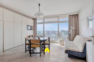 Studio à rafraîchir (ou à rénover), 40m2, avec terrasse ensoleillée et cave – place de parking disponible séparément.<br /><br />Ce studio représente une excellente opportunité pour ceux qui recherchent un logement abordable dans l'un des plus beaux endroits de la côte. <br /><br />De plus, toutes les rénovations majeures de l'immeuble ont été récemment achevées, vous permettant d'investir en toute sérénité, sans frais importants à court terme.<br /><br />En entrant dans le studio, vous disposez d'un espace pouvant accueillir un lit simple ou des lits superposés, idéal pour créer des couchages supplémentaires. <br /><br />Le séjour lumineux, avec sa kitchenette, communique avec un coin nuit fonctionnel équipé d'un canapé-lit , complété par un coin repas et un coin salon confortable .<br /><br />Depuis le séjour, vous accédez à une terrasse spacieuse et ensoleillée , où vous pourrez prendre vos repas ou vous détendre en profitant d'une magnifique vue panoramique sur les dunes du domaine de Westhoek.<br /><br />La salle de bain est équipée d'une baignoire avec douche, d'un lavabo et de toilettes.<br /><br />L'appartement comprend également une cave privative . Une place de parking couverte et sécurisée est disponible en option pour 29.500 €.<br /><br /><strong>Avantages :</strong>
<ul>
<li>Emplacement de choix dans un quartier recherché et calme de la côte, entre les dunes du domaine de Westhoek et la plage (club de char à voile à proximité).</li>
<li>Situé sur Dynastielaan, avec un grand parking, à 150 m de la plage et à 300 m de l'Esplanade Léopold I et du tramway.</li>
<li>Résidence bien entretenue : travaux importants récemment réalisés (terrasses, ascenseurs, …) et parties communes bien entretenues</li>
<li>Studio lumineux et fonctionnel, à rafraîchir ou à rénover selon vos goûts.</li>
<li>Terrasse ensoleillée avec vue dégagée sur les dunes</li>
<li>Cave incluse + local à vélos dans la résidence</li>
<li>Emplacement couvert et sécurisé disponible (29.500 €)</li>
<li>Idéal comme résidence secondaire en bord de mer</li>
<li>Excellent potentiel locatif</li>
<li>PEB : C</li>
</ul>
<br />Saisissez cette opportunité et faites de ce studio votre propre havre de paix sur la côte !