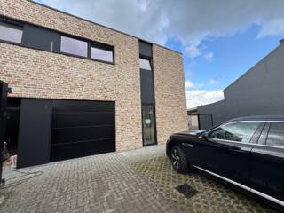 Deze mooie en ruime nieuwbouwwoning is rustig gelegen in Booischot en biedt alles voor comfortabel en hedendaags wonen. De woning beschikt over een ruime tuin met aangelegd terras, ideaal voor gezellige barbecues en tuinfeesten. <br /><br />Via de inkomhal heeft u toegang tot de inpandige garage, de leefruimte en de trap naar de eerste verdieping. De lichtrijke leefruimte sluit aan op de eetkamer en de volledig geïnstalleerde open keuken met eiland, voorzien van onder andere een vaatwasser, ingebouwde oven, koelkast en diepvriezer. Dankzij de grote schuiframen geniet u van veel natuurlijke lichtinval en heeft u rechtstreeks toegang tot de tuin. De praktische berging is zowel bereikbaar vanuit de garage als vanuit de keuken. Op het gelijkvloers bevindt zich eveneens een apart toilet met lavabo. Op de eerste verdieping vindt u de centrale nachthal met toegang tot vier slaapkamers en een ruime badkamer. Deze is uitgerust met een lavabo meubel met voldoende opbergruimte en een inloopdouche. <span>Ook op de eerste verdieping bevindt zich een apart toilet met lavabo.</span><br /><br />De inpandige garage zorgt voor extra comfort: u hoeft bij thuiskomst niet door weer en wind met uw boodschappen. Voor de woning is bovendien parkeergelegenheid voor één wagen. De woning is voorzien van een ventilatiesysteem, zonnepanelen, warmtepomp en vloerverwarming. <br /><br />Foto's werden genomen vóór de schilderwerken. <br />EPC in opmaak. Aangezien het om een nieuwbouwwoning gaat, wordt vermoedelijk een A-label verwacht.<br />Beschikbaar vanaf 15/10, datum is bespreekbaar.<br /><br />Interesse? Aarzel dan niet om contact met ons op te nemen via info@immosir.be voor meer informatie of een afspraak.