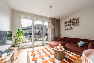 Dit lichtrijke appartement combineert comfortabel wonen met een praktische indeling en een uitstekende ligging in de woonkern van Lokeren. De ruime woonkamer geniet van veel natuurlijk licht en sluit aan op het terras van 8 m². Met drie slaapkamers biedt dit appartement heel wat mogelijkheden, waarbij één kamer rechtstreeks aansluit op de leefruimte en ideaal ingericht kan worden als thuiswerkruimte of bureau. Dankzij het EPC-label A, de ondergrondse staanplaats en de ruime kelderberging van 6 m² geniet u hier van hedendaags wooncomfort in een rustige omgeving vlakbij het centrum.<br /><br />Naast de privé-plaats ondergronds, zijn op het perceel ook openbare staan-/laadplaatsen voorzien alsook een automatische pakjeskast voor de post en bestllingen.<br /><br />Belangrijkste ruimtes:<br />• Ruime woonkamer met open keuken van 32 m² met veel lichtinval en toegang tot het terras<br />• Terras van 8 m²<br />• Slaapkamer van 12 m² met ingemaakte kasten<br />• Slaapkamer van 9 m², aansluitend aan de woonkamer en ideaal als bureau of thuiswerkruimte<br />• Slaapkamer van 7 m² <br />• Badkamer van 5 m² met ligbad/douche en dubbele wastafel in meubel<br />• Grote kelderberging van 6 m²<br />• Ondergrondse staanplaats met kabelvoorziening voor laadpaal<br /><br />Troeven:<br />• Bijna-energieneutraal appartement met EPC-label A<br />• Praktische indeling met 3 slaapkamers/ideale thuiswerkruimte<br />• Ondergrondse staanplaats en ruime kelderberging inbegrepen<br /><br />Neem vandaag nog contact op voor een bezoek. Ook ideaal als investering! JOUW DROOMAPPARTEMENT. ZO GEVONDEN!
