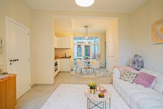 <span>Dit ruim, gerenoveerd appartement met 2 slaapkamers bevindt zich op wandelafstand van de grote markt van Sint-Niklaas. Het maakt deel uit van een kleinschalig gebouw zonder lift. Het appartement bevindt zich op het eerste verdieping. </span><br /><span>De indeling is als volgt: een aangename en lichtrijke leefruimte, een volledig uitgeruste keuken met aansluitend de berging die ideaal is als opbergruimte en als wasplaats. Daarnaast is er een badkamer met douche en toilet. Vervolgens zijn er nog twee ruime slaapkamers die te bereiken zijn via de nachthal.</span> <br />Grootste troeven: centrale locatie, ruim terras, gunstig EPC (167 kWh/ m² jaar) en afzonderlijke afvalberging en fietsenstalling op het gelijkvloers. <span>Kortom het ideale appartement in het centrum van Sint-Niklaas. Heb je interesse om dit te bezoeken? Neem vandaag nog contact op voor een bezoek via 052/41.41.94 of via </span><span>info@rosiersderidder.be</span><br /><span>Referentie: 5203</span>