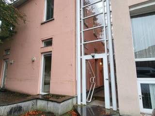 <p>De kantoorruimte heeft een oppervlakte van 150m² en is gelegen in een zijstraat van de Kortrijksesteenweg, in de nabijheid van de Sterre en Flanders expo. De kantoorruimte heeft een goede verbinding met verschillende invalswegen.<br /><br />Bij het binnenkomen komt u terecht in een gemeenschappelijke inkomhal met de aanwezigheid van een gemeenschappelijke wachtzaal. Zowel voor- als achteraan het gebouw is er voldoende parkeergelegenheid en voldoende gelegenheid openbaar vervoer in de nabijheid. Dit kantoor is gelegen zowel op het gelijkvloers, als de 1ste verdieping en heeft een aparte ingang. Op het gelijkvloers bevindt zich links een kantoorruimte en aan de rechterzijde de ingerichte keuken met berging (aansluiting voor koelkast aanwezig). Op de 1ste verdieping bevinden zich 2 aparte kantoorruimten en een nis.<br /> </p>
<p>Huurprijs: 1400€ + 350 vaste kosten (inclusief OV, verwarming, werkingskosten, ...)<br /> </p>
<p>Interesse? Contacteer nu Immo Francis De Meester !</p>