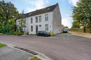 <p><strong>Te renoveren gesloten bebouwing met 4 slaapkamers<br /><br /></strong>Deze eengezinswoning is gelegen in een residentiële en rustige omgeving, vlakbij de dorpskern.<br /><br />INDELING<br /><br /><u>Gelijkvloers<br /></u>Op het gelijkvloers komt men binnen in de inkomhal. Via deze weg komt men terecht in de ruime woonkamer + keuken met veel lichtinval. Achteraan de woning er een badkamer, toilet en berging/wasruimte voorzien.<br /><br />Verder is er nog de zuidgerichte binnenkoer met aansluitend de ruime garage.<br /><br /><u>Verdieping<br /></u>Op de eerste verdieping zijn er 2 volwaardige slaapkamers te vinden.<br /><br /><span>Zolderverdieping<br /></span>Op de zolderverdieping is er nog een mogelijkheid om 2 extra slaapkamers te voorzien.<br /><u><br />Kelder<br /></u>In de kelder is er nog een bergruimte.<br /><br /><u>Tuin<br /></u>De rustgevende tuin is zuidwest georiënteerd.<br /><br /><br /><strong>BIJZONDERHEDEN</strong></p>
- Te renoveren<br />- Verwarming met stookolie<br />- Ruime garage<br />- Vlakbij Nederlandse Grens<br />
<p><strong><br />POSITIEVE ASPECTEN</strong></p>
- Vlakbij het kanaal<br />- Rustige ligging<br />- Verrassend ruim<br />- Volwaardige slaapkamers<br />
<p><em><br />Stedenbouwkundige informatie nog in aanvraag.<br /><strong>Dit pand is onderworpen aan de renovatieverplichting van de Vlaamse overheid voor residentiële gebouwen (behoudens bij sloop binnen 6 jaar na de aankoop).</strong><br /></em></p>