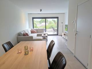 Ruim en energiezuinig nieuwbouwappartement. Het appartement omvat een zeer lichtrijke leefruimte met open keuken (kwalitatieve toestellen!), een berging en op de dakverdieping 2 kamers, een badkamer en een afzonderlijk toilet. Bovendien zijn er 2 inpandige parkeerplaatsen voorzien. Het appartement beschikt over een groot terras (aanpalend aan de leefruimte) + een grote koer op het gelijkvloers. In totaal zijn er 18 zonnepanelen aanwezig, wordt er verwarmd via een warmtepomp en is er een regenwaterput (aangesloten op toiletten/wasmachines) ter beschikking. Er zijn GEEN maandelijkse lasten. Wenst u meer informatie of een bezoek? Stuur een mail naar Affligem@immoaccenta.be