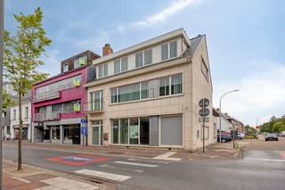 <p><strong>Handelsruimte met kantoren en ruime opslag in centrum Arendonk</strong></p>
<p>Op een uitstekende zichtlocatie in het centrum van Arendonk bevindt zich dit veelzijdige handelsgebouw met tal van mogelijkheden voor zelfstandigen, dienstverleners, handelszaken of bedrijven die nood hebben aan een combinatie van commerciële ruimte, kantoren en opslag.</p>
<p>De gelijkvloerse verdieping beschikt over een ruime onthaal- en handelsruimte die perfect ingericht kan worden als winkel, showroom, kantoor of klantenontvangst. Daarnaast zijn er verschillende afzonderlijke ruimtes aanwezig die kunnen dienen als kantoor, vergaderruimte of personeelsruimte. Dankzij de deels lichte binnenwanden kan de huidige indeling eenvoudig aangepast worden aan de wensen van de nieuwe eigenaar.</p>
<p>Op de eerste verdieping bevinden zich meerdere afzonderlijke kantoorruimtes die ideaal zijn voor administratie, werkplekken of extra commerciële doeleinden. De tweede verdieping omvat een kitchenette met eetruimte, een toilet, een berging en een bijkomende kantoorruimte.</p>
<p>Een absolute meerwaarde vormt de ruime kelderverdieping, bestaande uit verschillende praktische opslagruimtes en technische lokalen. Hierdoor leent het pand zich uitstekend voor ondernemingen die nood hebben aan een aanzienlijke stockageruimte op dezelfde locatie als hun handels- of kantooractiviteiten.</p>
<p>Naast het gebouw zijn drie parkeerplaatsen beschikbaar. Bovendien geniet het pand van een commerciële ligging met uitstekende zichtbaarheid en een vlotte verbinding naar de E34.</p>
<p><strong>Troeven</strong></p>
<p>✔ Handelsruimte op centrale locatie<br />✔ Grote opslagcapaciteit dankzij de volledige kelderverdieping<br />✔ Diverse kantoor- en werkruimtes aanwezig<br />✔ Flexibele indeling met verschillende gebruiksmogelijkheden<br />✔ Goede zichtbaarheid en commerciële uitstraling<br />✔ Parkeergelegenheid naast het gebouw<br />✔ Vlotte verbinding richting E34 en omliggende gemeenten</p>
<p><strong>Ideaal voor ondernemers die op zoek zijn naar een combinatie van commerciële ruimte, kantoren en uitgebreide opslagmogelijkheden op een strategische locatie in het centrum van Arendonk.</strong></p>
